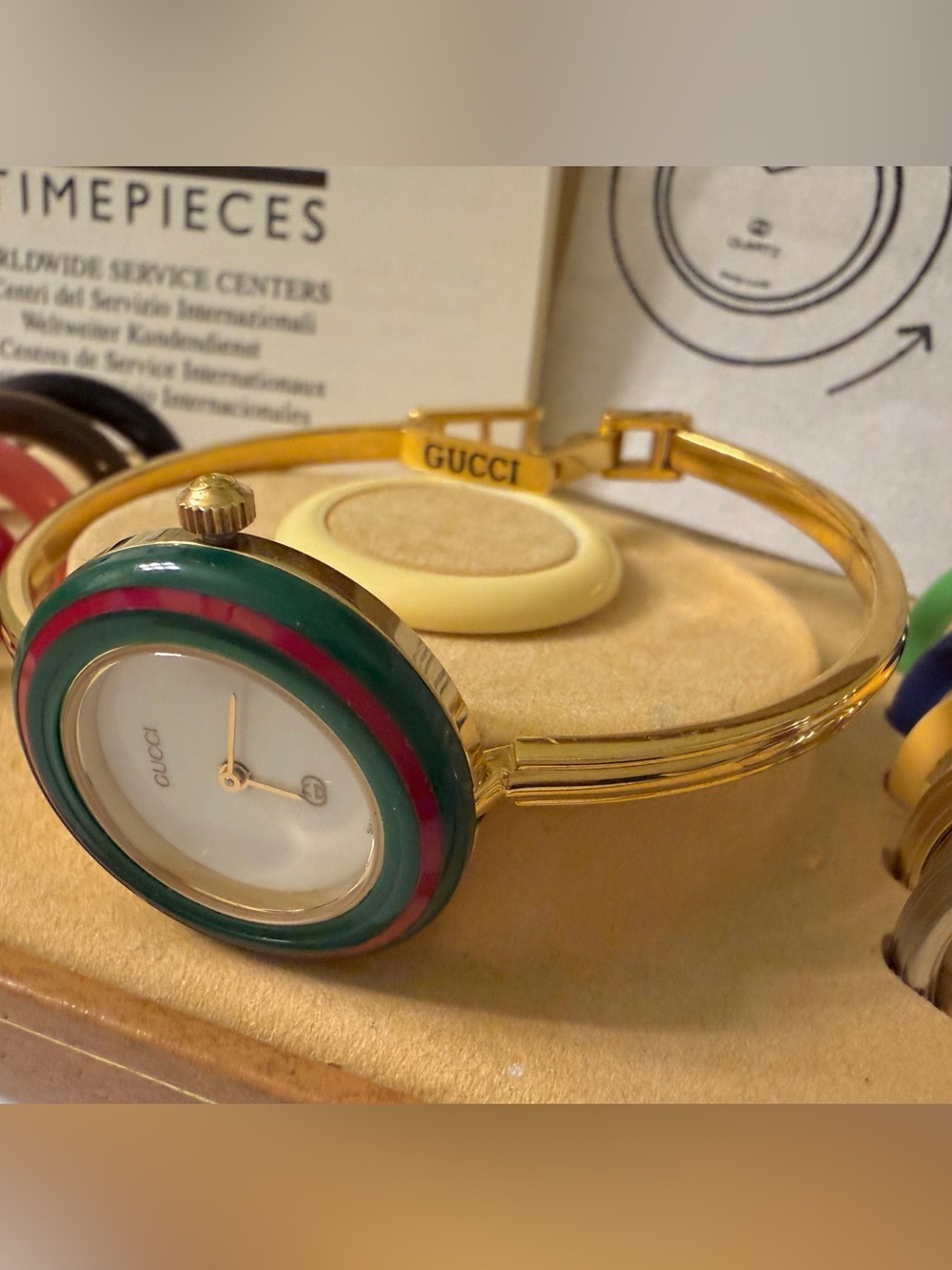 NEAR MINT “Beautiful ”~Gucci Interchangeable (13) Bezel Watch With Box/Paper